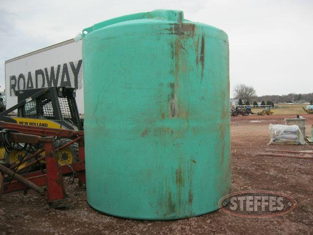 2500 gal. poly stand up water tank